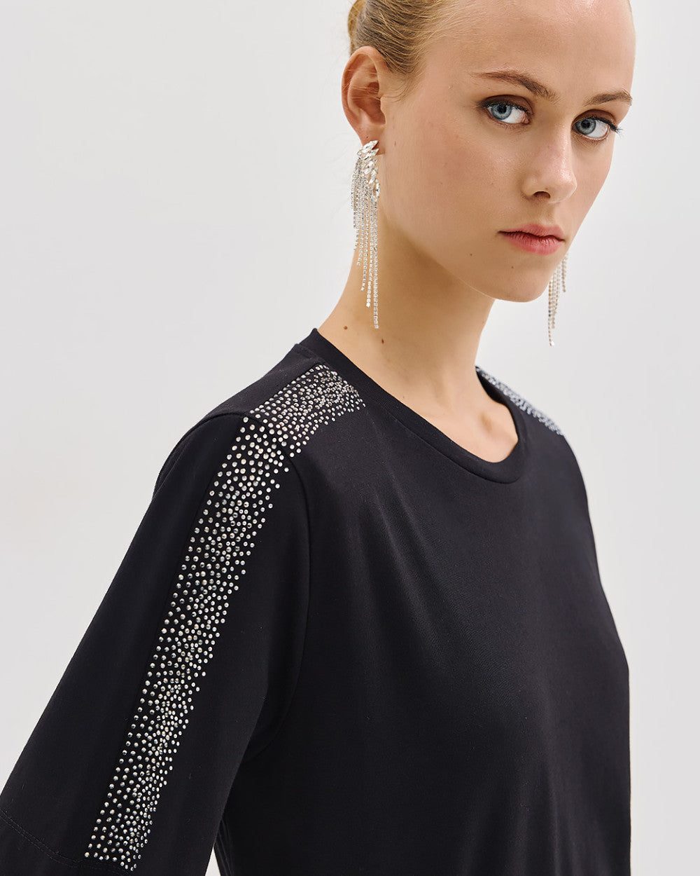 Access Fashion Black T-shirt With Rhinestones On The Shoulders