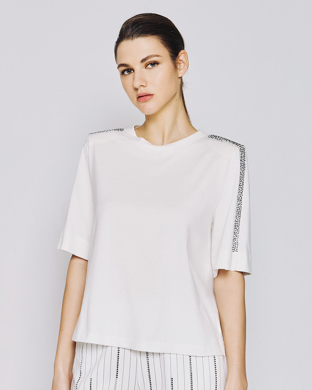 Access Fashion White T-shirt With Rhinestones On The Shoulders