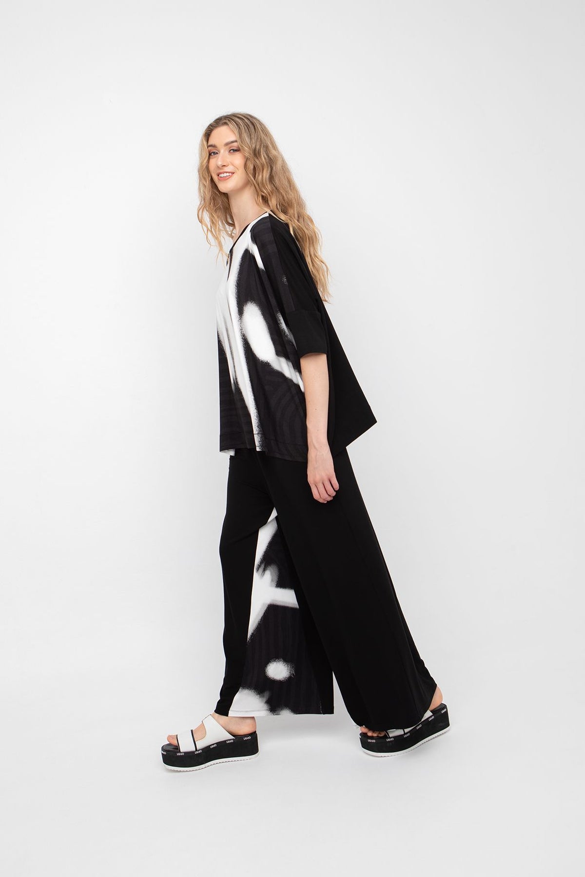 Ozai N Ku Foam Abstract T-Shirt