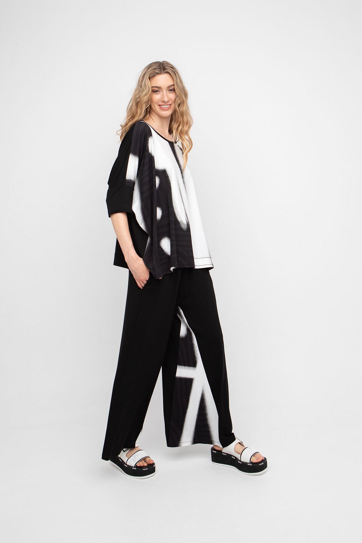 Ozai N Ku Foam Abstract T-Shirt