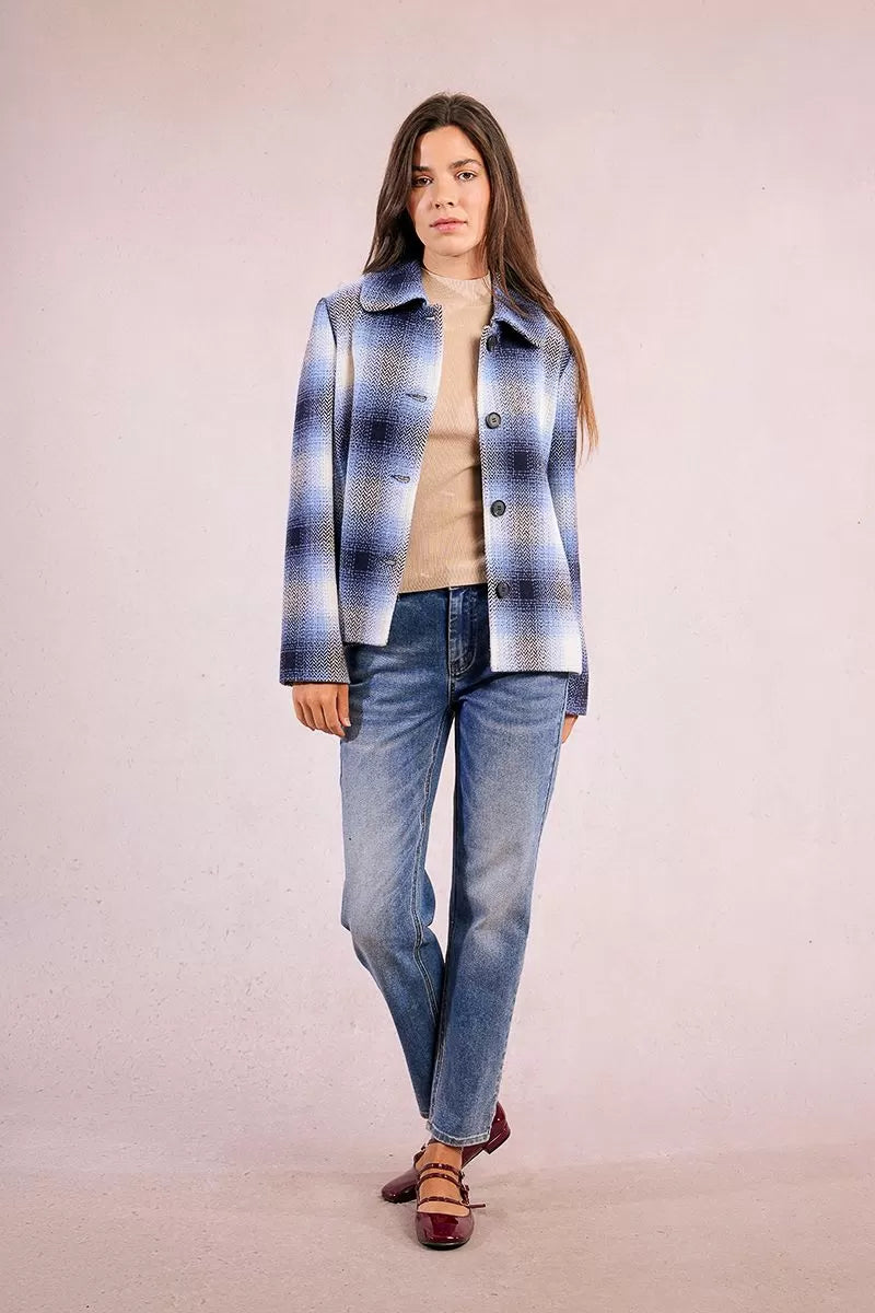 Short plaid coat -Long sleeves -Lapel collar -Closure on the middle front with large buttons -Straight fit -Double -Length from the shoulder 65 cm (for a size S
Composition: 100% Polyester, 95% Polyester, 5% Elasthane – Lining.
