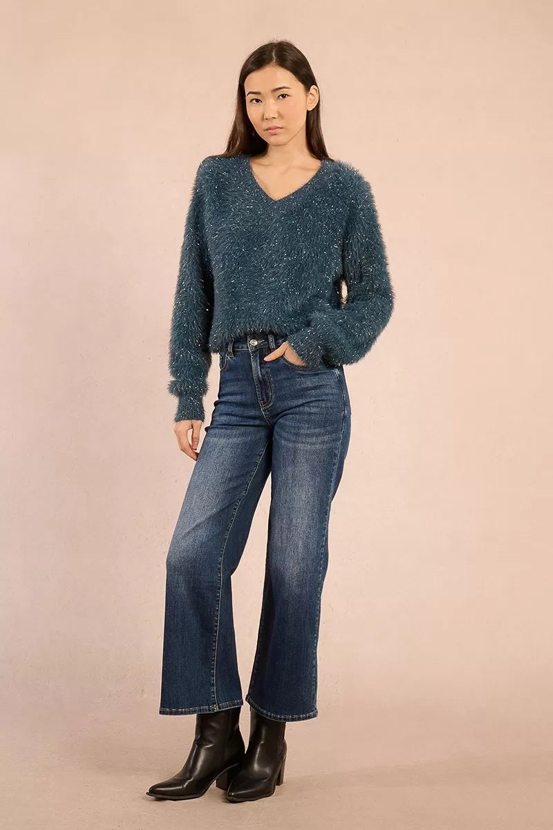 The Molly Bracken fluffy knit sweater is a cozy yet stylish piece with a plush, soft-touch effect that makes it both comfortable and chic. Designed with an iridescent thread insert, it has a subtle shimmer that elevates its look. The long sleeves are finished with tightened cuffs for a neat silhouette, while the V-neckline adds a feminine touch. Cut in a straight fit, this sweater offers both ease of wear and versatility. Measuring 55 cm from the shoulder in a size S, it is made from a blend of 75% polyamid